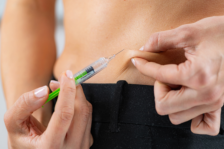 Man injecting semaglutide in the belly